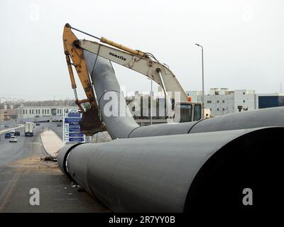 Cairo, Egitto, maggio 30 2023: Preparativi per mettere grandi parti di tubo di acqua sul posto, tubi di igiene, miglioramento delle infrastrutture e del bene immobile dive Foto Stock