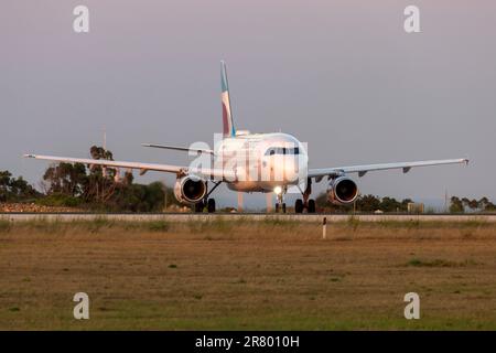 Eurowings Airbus A319-132 (REG: D-AGWD) era in precedenza in Germanwings Colors. Foto Stock