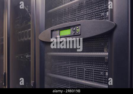 Si è verificata una situazione di emergenza nella sala server poiché l'allarme batteria del modulo UPS indica un problema con l'alimentazione elettrica. Foto Stock