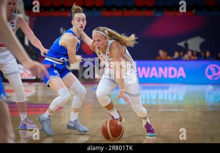 Tel Aviv, Israele. 18th giugno, 2023. Julie Allemand in Belgio combatte per la palla durante una partita di basket tra la nazionale belga di basket femminile "The Belgian Cats" e l'Italia a Tel Aviv, Israele, domenica 18 giugno 2023, Il terzo gioco nella fase di gruppo dei campionati europei FIBA Women EuroBasket 2023 in Israele e Slovenia. BELGA PHOTO VIRGINIE LEFOUR Credit: Agenzia Notizie Belga/Alamy Live News Foto Stock