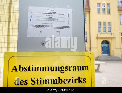 18 giugno 2023, Meclemburgo-Pomerania occidentale, Greifswald: Un campione di carta è appeso all'ingresso di una sala di voto. Greifswald può concedere in affitto terreni comunali al distretto per la sistemazione dei container per i rifugiati? Lo stesso giorno, i cittadini sono chiamati a votare in un referendum sulla questione. All'inizio dell'anno si è manifestata una forte protesta contro un grande impianto di alloggi per container nella città anseatica. I piani corrispondenti sono stati rimossi dalla tabella. La protesta ha dato luogo a una petizione per un referendum, che ha portato alla decisione raccogliendo migliaia di segnali Foto Stock