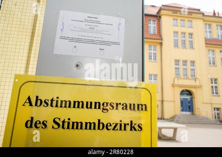 18 giugno 2023, Meclemburgo-Pomerania occidentale, Greifswald: Un campione di carta è appeso all'ingresso di una sala di voto. Greifswald può concedere in affitto terreni comunali al distretto per la sistemazione dei container per i rifugiati? Lo stesso giorno, i cittadini sono chiamati a votare in un referendum sulla questione. All'inizio dell'anno si è manifestata una forte protesta contro un grande impianto di alloggi per container nella città anseatica. I piani corrispondenti sono stati rimossi dalla tabella. La protesta ha dato luogo a una petizione per un referendum, che ha portato alla decisione raccogliendo migliaia di segnali Foto Stock