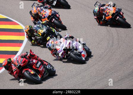 Hohenstein Ernsthal, Germania. 18th giugno, 2023. Motorsport, Moto, Gran Premio di Germania, MotoGP, Sachsenring: Francesco Bagnaia dall'Italia del Ducati Lenovo Team precede Jorge Martin dalla Spagna del prima Pramac Racing Team, Luca Marini dall'Italia del Mooney VR46 Racing Team, Jack Miller dall'Australia del Red Bull KTM Factory Racing Team e Brad Binder dal Sudafrica del Red Bull KTM Factory Racing Team. Credit: Jan Woitas/dpa/Alamy Live News Foto Stock