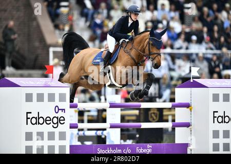 Stoccolma, Svezia. 18th giugno, 2023. Laura Klaphake, Germania, con il cavallo Davenport VDL durante il Gran Premio del Longines Global Champions Tour di Stoccolma, Svezia, domenica 18 giugno 2023. Foto: Caisa Rasmussen/TT/code 12150 ***SWEDEN OUT*** Credit: TT News Agency/Alamy Live News Foto Stock