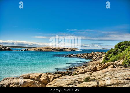 Costa rocciosa con acqua azzurra e le isole in lontananza vicino Esperance, costa meridionale dell'Australia Occidentale Foto Stock