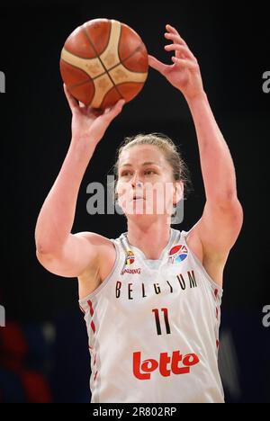 Tel Aviv, Israele. 18th giugno, 2023. Emma Meesseman in Belgio combatte per la palla durante una partita di basket tra la nazionale belga di basket femminile 'The Belgian Cats' e l'Italia a Tel Aviv, Israele, domenica 18 giugno 2023, Il terzo gioco nella fase di gruppo dei campionati europei FIBA Women EuroBasket 2023 in Israele e Slovenia. BELGA PHOTO VIRGINIE LEFOUR Credit: Agenzia Notizie Belga/Alamy Live News Foto Stock