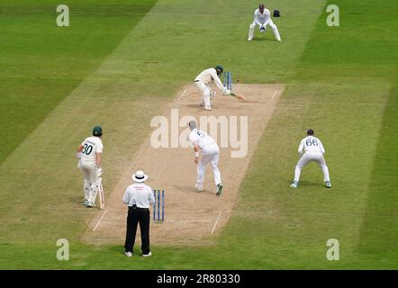 L’australiano Usman Khawaja è invischiata da Ollie Robinson, in Inghilterra, durante il terzo giorno della prima partita di test Ashes a Edgbaston, Birmingham. Data immagine: Domenica 18 giugno 2023. Foto Stock