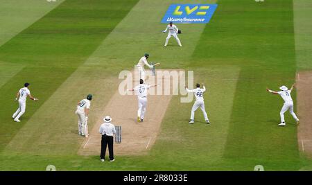 L’australiano Usman Khawaja è invischiata da Ollie Robinson, in Inghilterra, durante il terzo giorno della prima partita di test Ashes a Edgbaston, Birmingham. Data immagine: Domenica 18 giugno 2023. Foto Stock