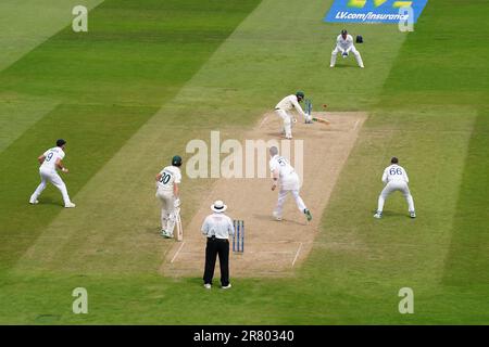 L’australiano Usman Khawaja è invischiata da Ollie Robinson, in Inghilterra, durante il terzo giorno della prima partita di test Ashes a Edgbaston, Birmingham. Data immagine: Domenica 18 giugno 2023. Foto Stock