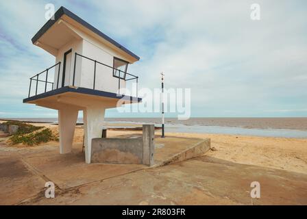 Fotografia di una Torre del bagnino in Beira Mozambico. Foto Stock