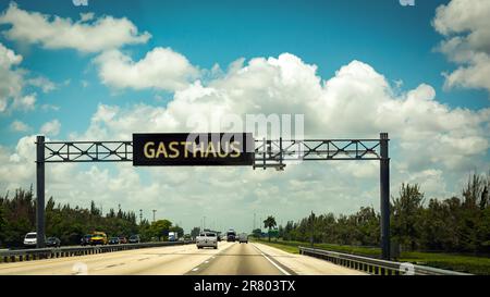 L'immagine mostra un cartello e un cartello che punta in direzione della locanda in tedesco. Foto Stock