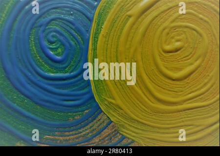 Sfondo astratto. Vortice blu e verde disegnato con vernice acrilica. Foto Stock