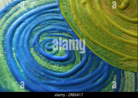Sfondo astratto. Vortice blu e verde disegnato con vernice acrilica. Foto Stock