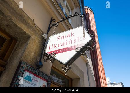 Cracovia, Polonia - 11 marzo 2022: Segno ucraino del ristorante 'Smak Ukrainski' (gusto ucraino) a Cracovia, Polonia. Foto Stock