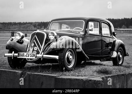 FINOWFURT, GERMANIA - 06 MAGGIO 2023: La vettura di dimensioni normali Citroen Traction Avant 11B, 1953. Bianco e nero. Festival di gara 2023. Apertura stagionale. Foto Stock