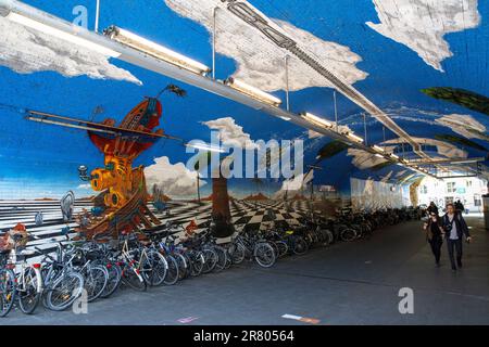 Dipinto murale al sottopassaggio alla stazione ferroviaria di Ehrenfeld, nel quartiere di Ehrenfeld, Colonia, Germania. Wandmalerei an der Unterfuehrung am Bahnhof Ehrenf Foto Stock