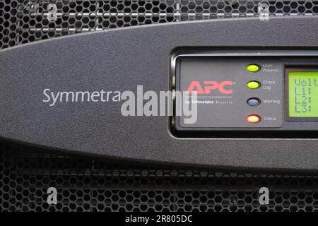 Il pannello di controllo APC del modulo UPS nella sala server visualizza un segnale di errore critico con una luce LED rossa. Mosca, Russia, 10, 09, 2022 Foto Stock
