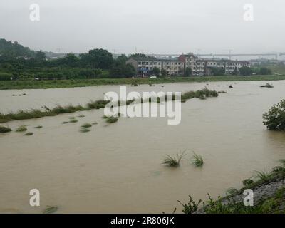 Alluvione del fiume Huangbai, affluente di primo livello del fiume Yangtze, a Yichang, provincia di Hubei, Cina, giugno 18, 2023. Secondo l'em. Nazionale Foto Stock