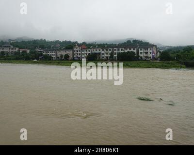 Alluvione del fiume Huangbai, affluente di primo livello del fiume Yangtze, a Yichang, provincia di Hubei, Cina, giugno 18, 2023. Secondo l'em. Nazionale Foto Stock