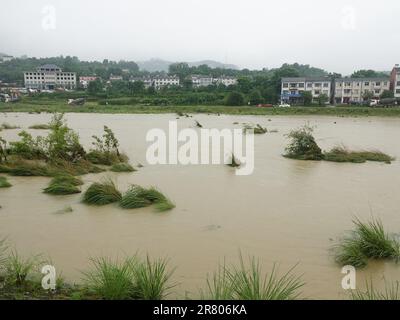 Alluvione del fiume Huangbai, affluente di primo livello del fiume Yangtze, a Yichang, provincia di Hubei, Cina, giugno 18, 2023. Secondo l'em. Nazionale Foto Stock