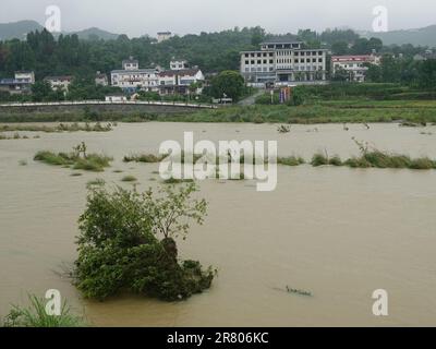 Alluvione del fiume Huangbai, affluente di primo livello del fiume Yangtze, a Yichang, provincia di Hubei, Cina, giugno 18, 2023. Secondo l'em. Nazionale Foto Stock