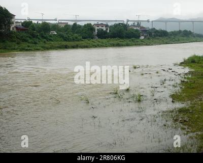 Alluvione del fiume Huangbai, affluente di primo livello del fiume Yangtze, a Yichang, provincia di Hubei, Cina, giugno 18, 2023. Secondo l'em. Nazionale Foto Stock