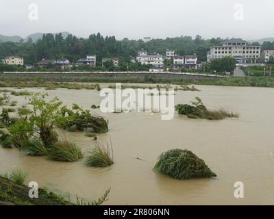 Alluvione del fiume Huangbai, affluente di primo livello del fiume Yangtze, a Yichang, provincia di Hubei, Cina, giugno 18, 2023. Secondo l'em. Nazionale Foto Stock