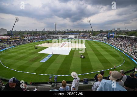 Le coperture di pioggia sono su come le soste di pioggia giocano il giorno 3rd durante il LV= Insurance Ashes First Test Series Day 3 Inghilterra contro Australia a Edgbaston, Birmingham, Regno Unito, 18th giugno 2023 (Foto di Craig Thomas/News Images) a Birmingham, Regno Unito il 6/18/2023. (Foto di Craig Thomas/News Images/Sipa USA) Foto Stock