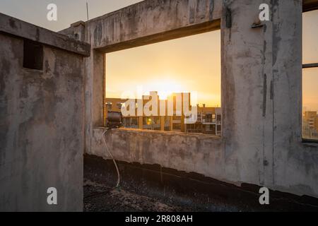 Camino sul tetto di un edificio residenziale. Foto Stock