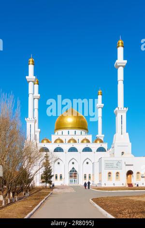 Astana (Nur-Sultan), Kazakistan - 2 aprile 2023: Moschea Abu Nasr al-Farabi ad Astana durante il mese di Ramadan in primavera Foto Stock