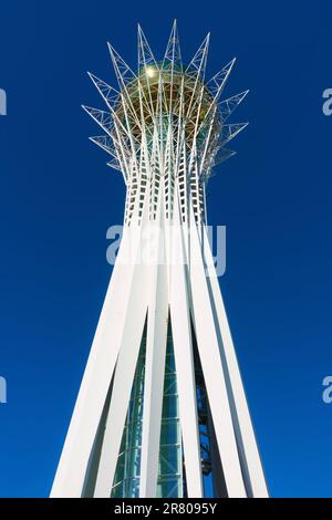 Astana, Kazakistan - 2 aprile 2023: Primo piano della torre Baiterek nella città di Astana (Nur-Sultan) Foto Stock