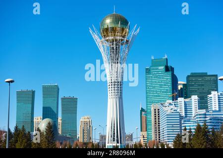 Astana (Nur-Sultan), Kazakistan - 4 aprile 2023: Edifici della città di Astana e Torre di Baiterek Foto Stock