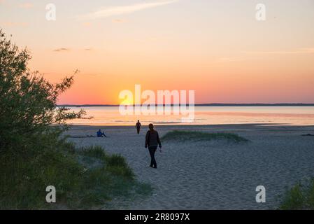 Tramonto sulla spiaggia di Kadyny, Gmina Tolkmicko, all'interno della contea di Elbląg, Voivodato Warmian-Masurian, nel nord della Polonia Foto Stock