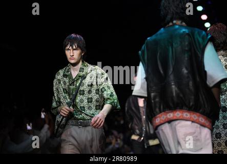 Milano, Italia. 18th giugno, 2023. I modelli presentano le creazioni per Etro durante la settimana della moda maschile di Milano Primavera/Estate 2024 a Milano, il 18 giugno 2023. Credit: Jin Mamengni/Xinhua/Alamy Live News Foto Stock