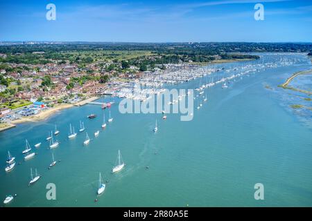 Vista aerea sulle barche a vela all'ancora sul fiume Hamble e verso Hamble le Rice con porticcioli pieni di barche. Foto Stock