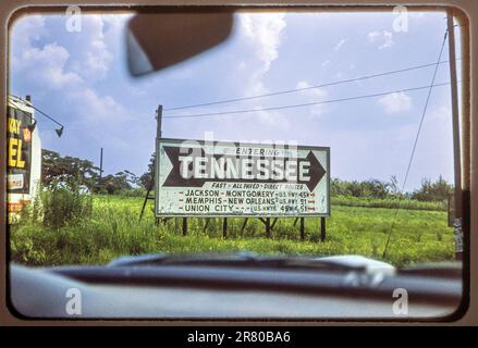 Segnale statale del Tennessee 1958. Accesso al Tennessee. Immagine da trasparenza Kodachrome 35mm. Foto Stock