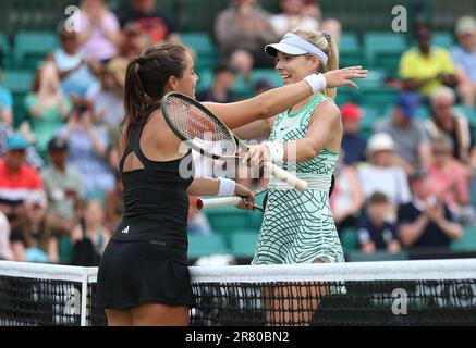 Jodie Burrage (a sinistra) e Katie Boulter si abbracciano dopo la partita finale femminile di single durante il settimo giorno del Rothesay Open 2023 al Nottingham Tennis Centre. Data immagine: Domenica 18 giugno 2023. Foto Stock