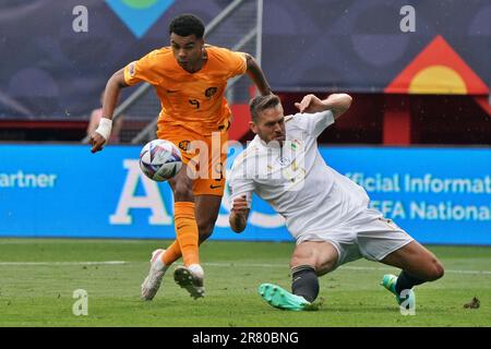 FC Twente Stadion, Enschede, Paesi Bassi, 18 giugno 2023, Cody Gakpo (Paesi Bassi) e Rafael Toloi (Italia) durante la partita del terzo posto - Paesi Bassi vs Italia - calcio UEFA Nations League Foto Stock