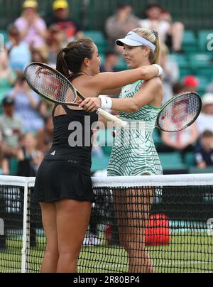 Jodie Burrage (a sinistra) e Katie Boulter si abbracciano dopo la partita finale femminile di single durante il settimo giorno del Rothesay Open 2023 al Nottingham Tennis Centre. Data immagine: Domenica 18 giugno 2023. Foto Stock