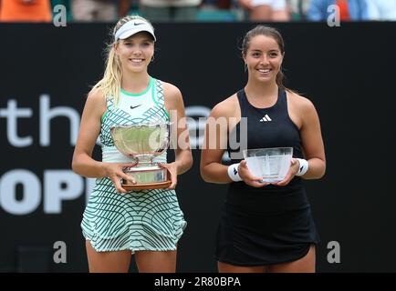 Katie Boulter (a sinistra) e Jodie Burrage si posano con i loro trofei dopo la partita finale delle donne nel settimo giorno del Rothesay Open 2023 al Nottingham Tennis Centre. Data immagine: Domenica 18 giugno 2023. Foto Stock