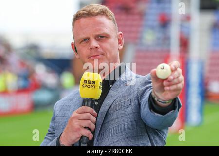 Kevin Brown ex giocatore Salford Red Devils fa il pareggio per la semifinale della Coppa di sfida Betfred durante la partita di Quarter-Final della Coppa di sfida Betfred Warriors vs Warrington Wolves al DW Stadium, Wigan, Regno Unito, 18th giugno 2023 (Foto di Gareth Evans/News Images) Foto Stock