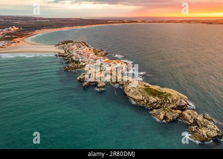 Veduta aerea della penisola Baleal vicino Peniche sulla costa occidentale del Portogallo Foto Stock