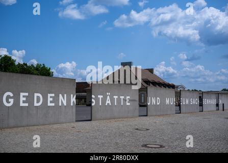 Oranienburg, Germania. 18th giugno, 2023. Vista dell'ingresso al Sachsenhausen Memorial and Museum sui terreni dell'ex campo di concentramento di Sachsenhausen. Nel giugno del 1938, gli agenti di polizia criminali hanno deportato più di 10.000 persone nei campi di concentramento, dove sono state segnate con un angolo nero. La campagna di arresto a livello nazionale è stata diretta contro persone che sono state etichettate 'asocial? Dai socialisti nazionali. Tra di loro c'erano senzatetto, alcolisti e persone con un record criminale per, tra l'altro, l'elemosina. Credit: Monika Skolimowska/dpa/Alamy Live News Foto Stock