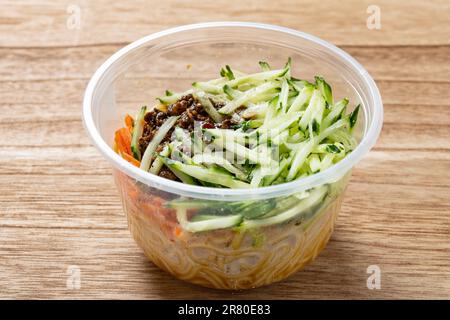 Angolo di vista tradizionale pechinese noodle con pasta di soia in una ciotola da asporto Foto Stock