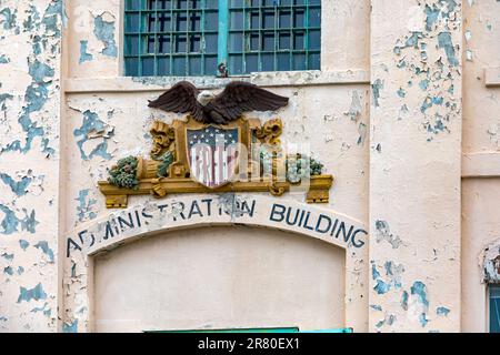 Stemma dell'ingresso all'edificio amministrativo della prigione federale di massima sicurezza di Alcatraz, situata a San Francisco. Foto Stock