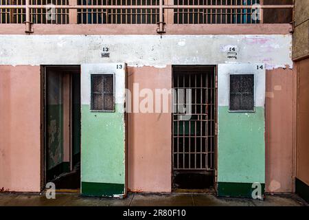 Celle di punizione e massima sicurezza della prigione federale di Alcatraz situata nel mezzo della baia di San Francisco, nello stato della California, USA. Foto Stock