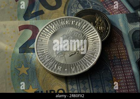 1 dollaro australiano. Moneta europea e moneta d'argento australiana. Foto Stock