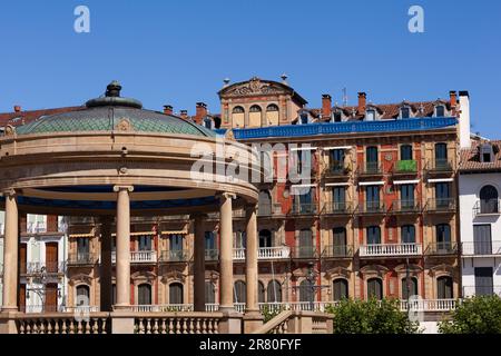 Monumento al Padiglione nella piazza del castello nel centro storico di Pamplona, Spagna Foto Stock