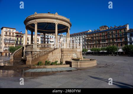 Monumento al Padiglione nella piazza del castello nel centro storico di Pamplona, Spagna Foto Stock