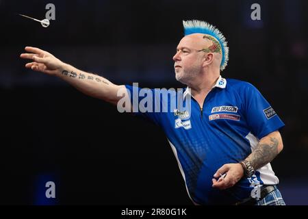 Assia, Germania. 18 giugno 2023, Assia, Francoforte sul meno: Freccette, Campionato Mondiale della squadra, quarti di finale: Peter Wright (Scozia) in azione nella partita contro la Francia. Foto: Jürgen Kessler/dpa Credit: dpa picture Alliance/Alamy Live News Foto Stock